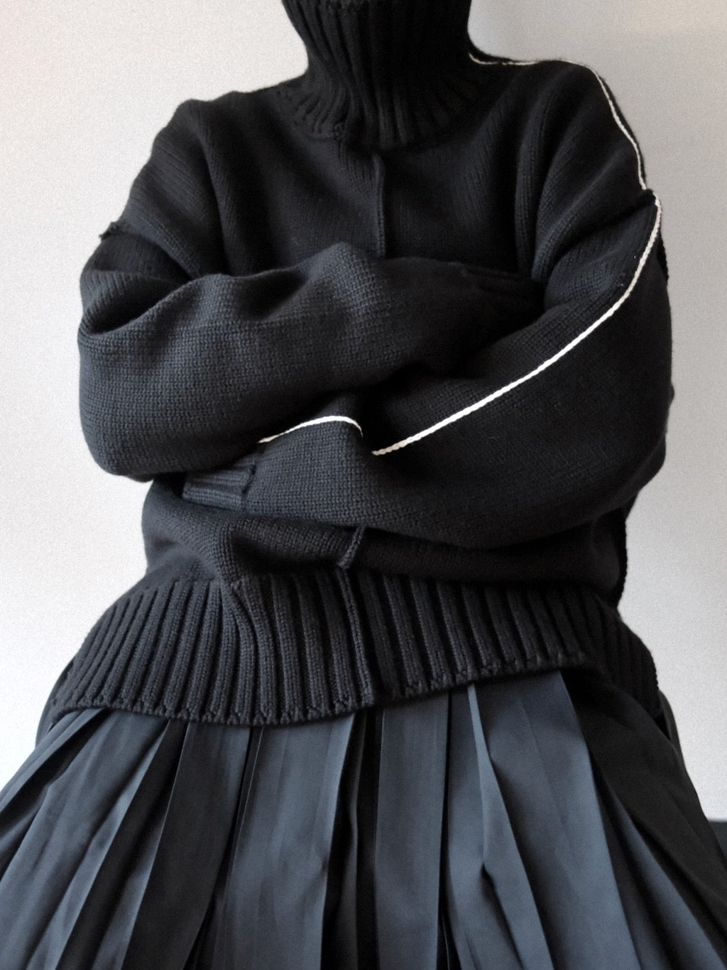 PETER SWEATER - BLACK