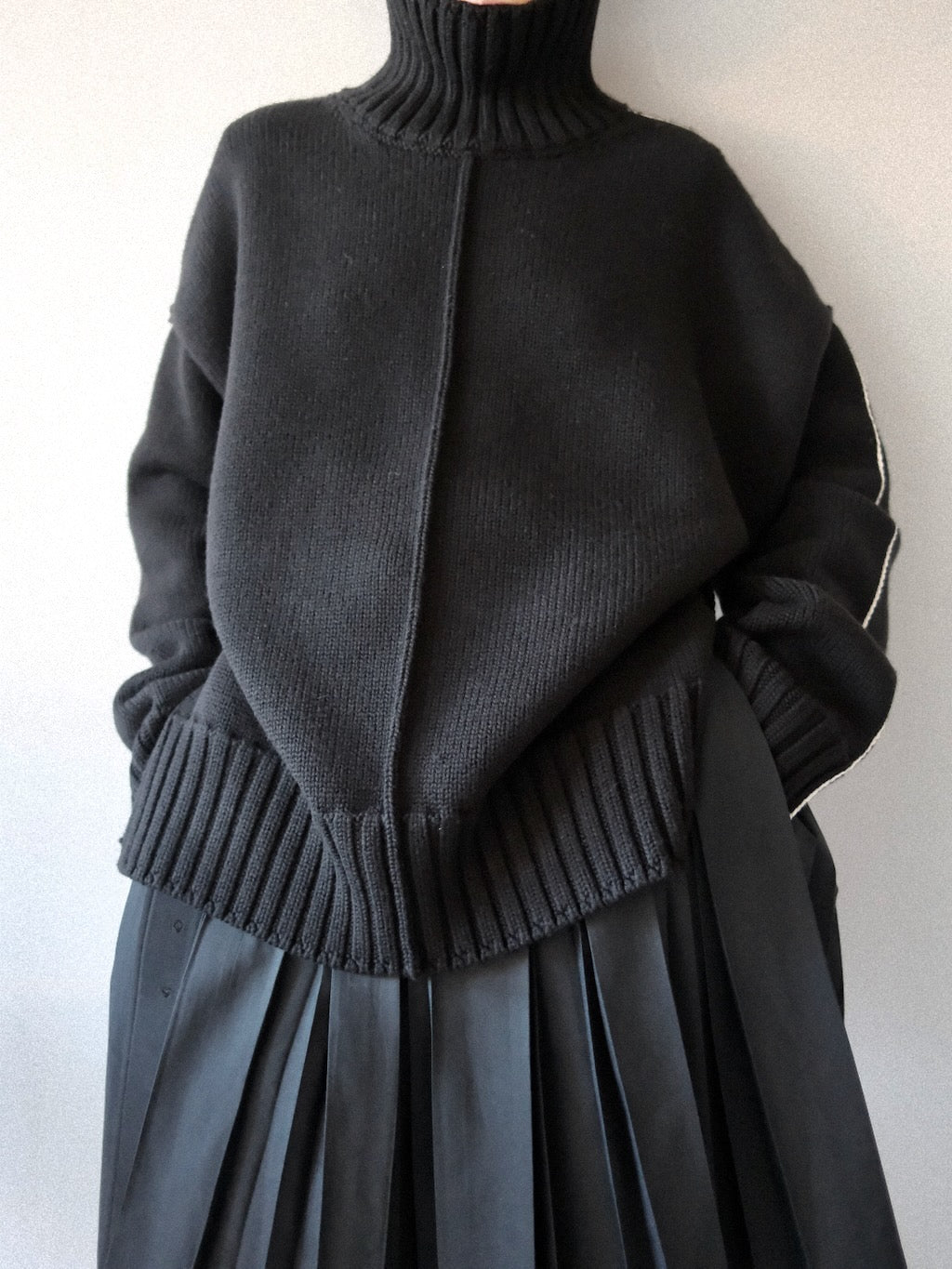 PETER SWEATER - BLACK